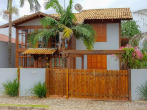 Casa com piscina, bem localizada